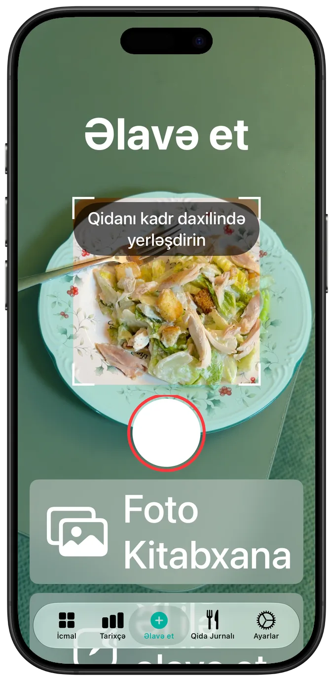 Ən böyük əlçatanlıq mətn ölçüsündə kamera ekranı: kadrda salat, altında isə alt-alta düzülmüş deklanşor və foto kitabxanası düymələri