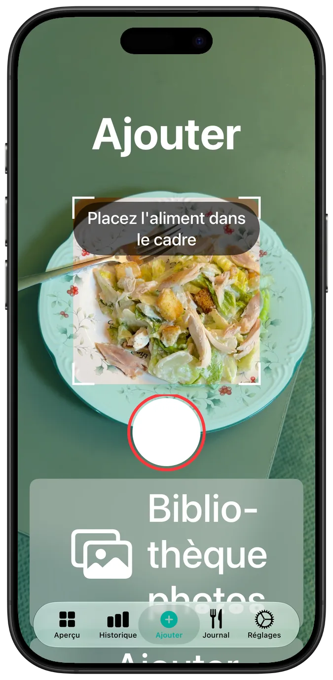 L’écran de l’appareil photo à la plus grande taille de texte d’accessibilité : une salade dans le cadre, le déclencheur et le bouton de la photothèque empilés en dessous
