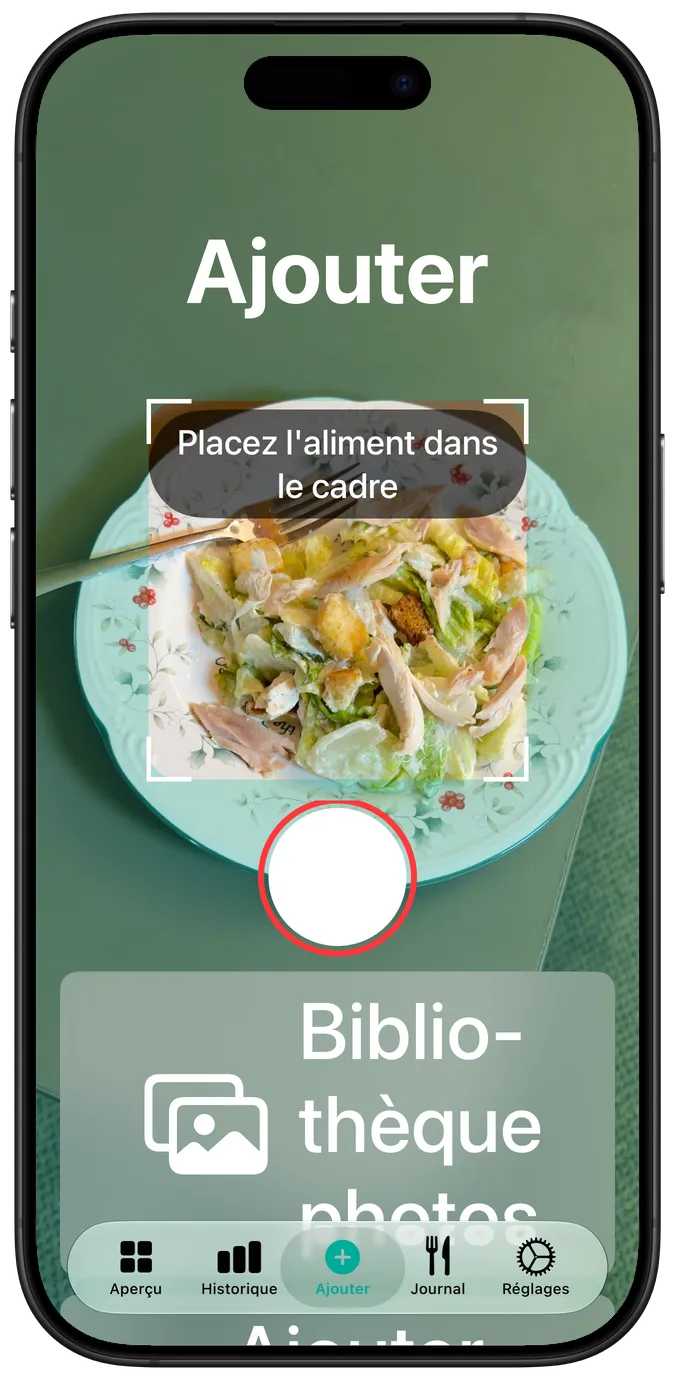 L’écran de l’appareil photo à la plus grande taille de texte d’accessibilité : une salade dans le cadre, le déclencheur et le bouton de la photothèque empilés en dessous
