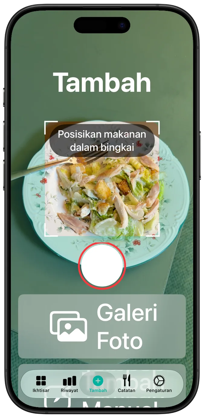 Layar kamera dengan ukuran teks aksesibilitas terbesar, salad dalam bingkai serta tombol rana dan perpustakaan foto bertumpuk di bawahnya