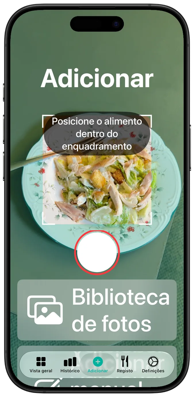 O ecrã da câmara no maior tamanho de texto de acessibilidade, com uma salada enquadrada e os botões do obturador e da galeria empilhados por baixo