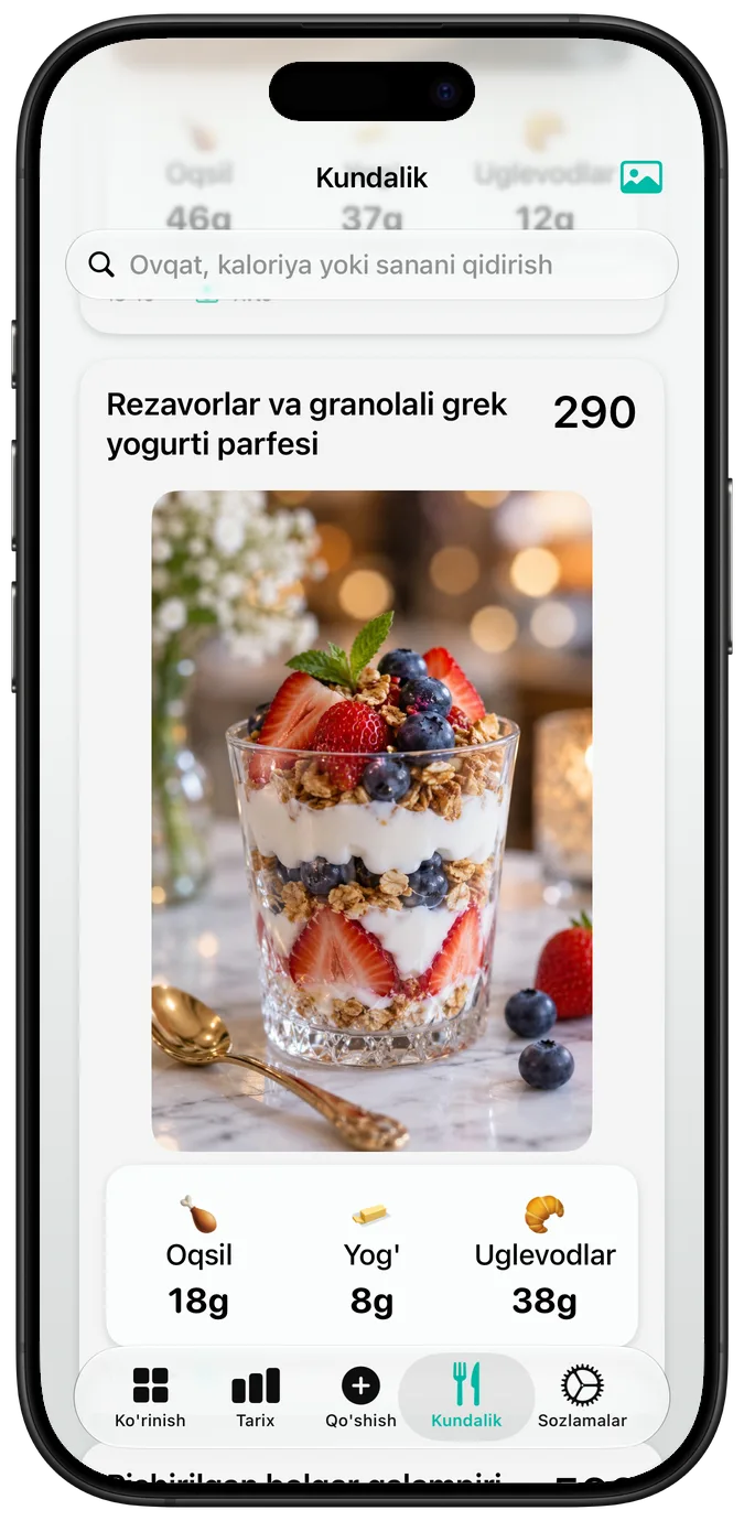 “Rezavorlar va granolali grek yogurti parfesi” taomini, uning kaloriyasi va makrolarini ko'rsatayotgan ovqat kundaligi