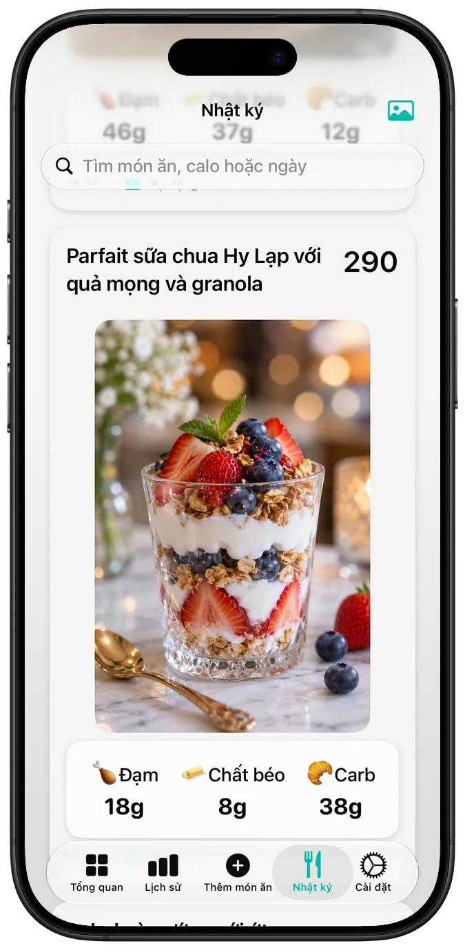 Nhật ký món ăn hiển thị Parfait sữa chua Hy Lạp với quả mọng và granola, cùng calo và chất đa lượng